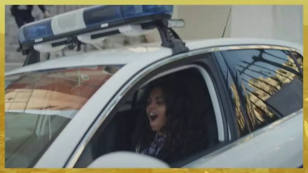 Plus belle la vie Indiscrétion : Betty vole la voiture de police Plus belle la vie Indiscrétion : Betty vole la voiture de police