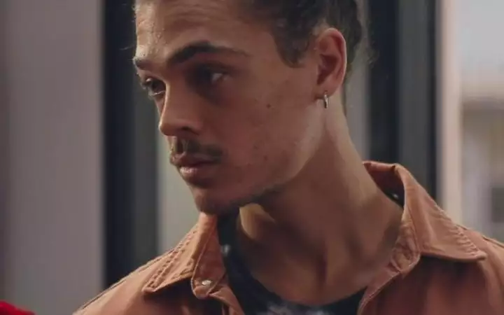 Indiscrétion : Laëtitia offre des roses rouges à Baptiste... Indiscrétion : Laëtitia offre des roses rouges à Baptiste...