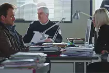 Jean-Paul reçoit une menace mais ne dit rien à Irina Jean-Paul reçoit une menace mais ne dit rien à Irina