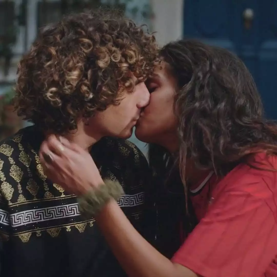 Plus belle la vie Indiscrétion : Kilian et Betty s’embrassent Plus belle la vie Indiscrétion : Kilian et Betty s’embrassent