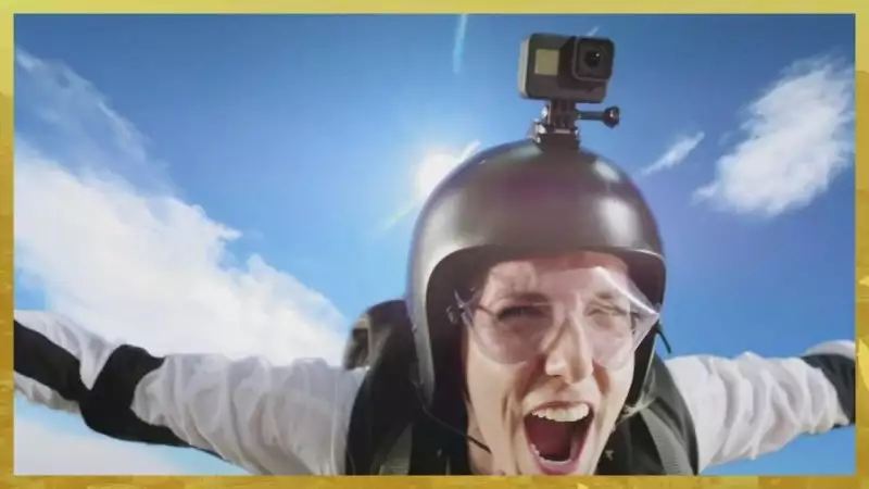 Plus belle la vie Indiscrétion : Le saut en parachute d'Emma, Barbara, Baptiste et César Plus belle la vie Indiscrétion : Le saut en parachute d'Emma, Barbara, Baptiste et César