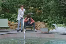 Léa insiste pour que Baptiste donne un peu de répondant à la veuve de Christophe Danon Léa insiste pour que Baptiste donne un peu de répondant à la veuve de Christophe Danon