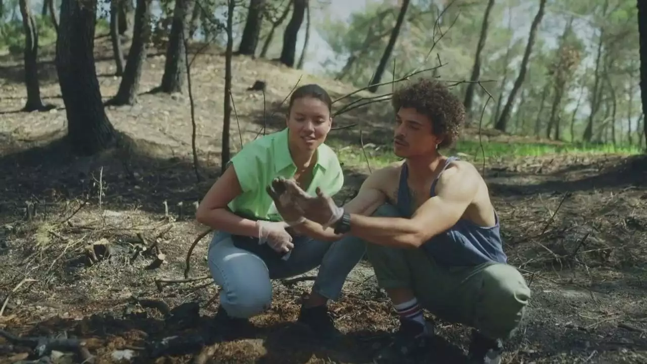 Plus belle la vie Indiscrétion : Baptiste et Justine enquêtent sur les départs de feu Plus belle la vie Indiscrétion : Baptiste et Justine enquêtent sur les départs de feu