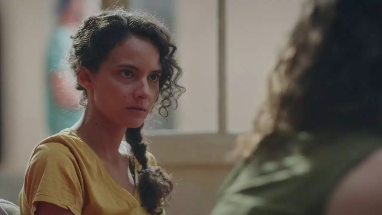 Plus belle la vie Indiscrétion : La demande d'Emma qui perturbe Camille Plus belle la vie Indiscrétion : La demande d'Emma qui perturbe Camille