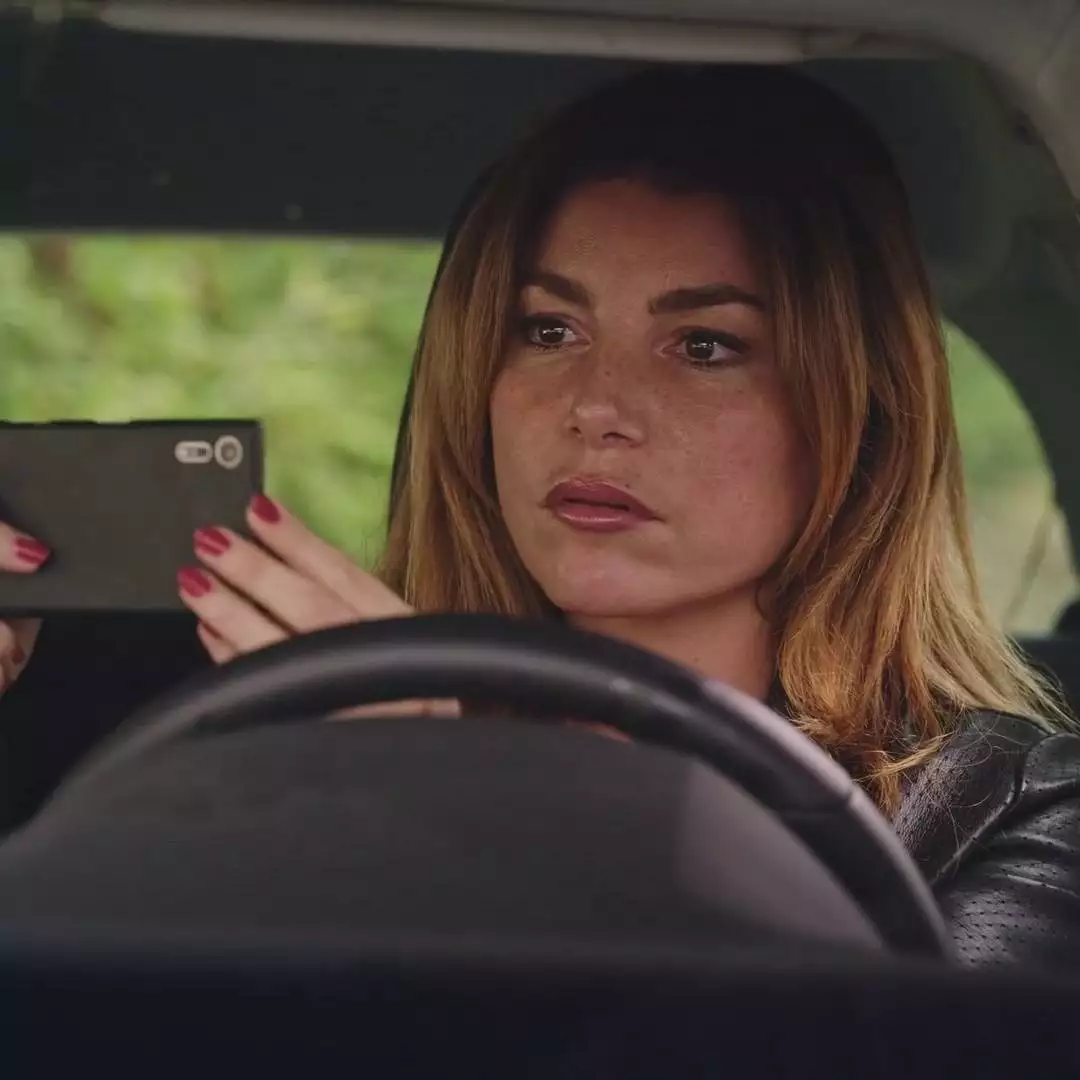 Plus belle la vie Indiscrétion : Ariane surveille Sylvia et découvre... Plus belle la vie Indiscrétion : Ariane surveille Sylvia et découvre...