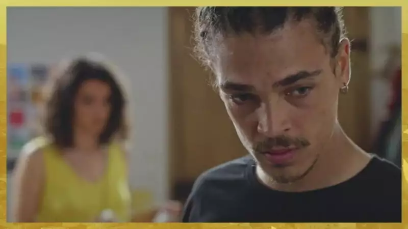 Plus belle la vie Indiscrétion : Baptiste prêt à coucher avec Vitreuil Plus belle la vie Indiscrétion : Baptiste prêt à coucher avec Vitreuil