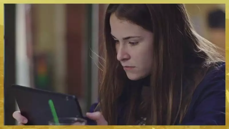 Indiscrétion : Lola pirate le portable de Noé et découvre... Indiscrétion : Lola pirate le portable de Noé et découvre...