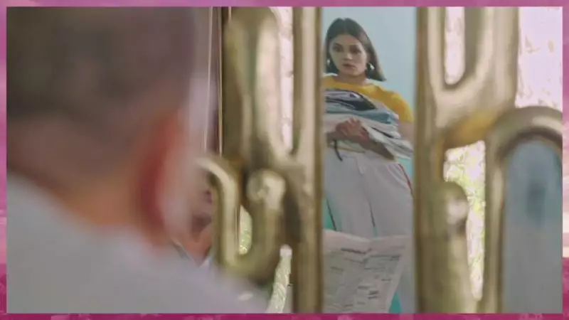 Indiscrétion : Alison assiste à une conversation privée Indiscrétion : Alison assiste à une conversation privée