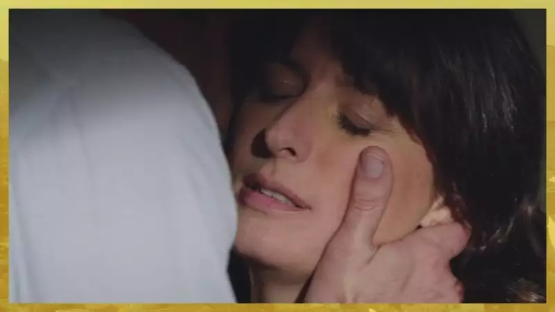 Indiscrétion : Luna pense à Pavel en couchant avec Bertrand Indiscrétion : Luna pense à Pavel en couchant avec Bertrand